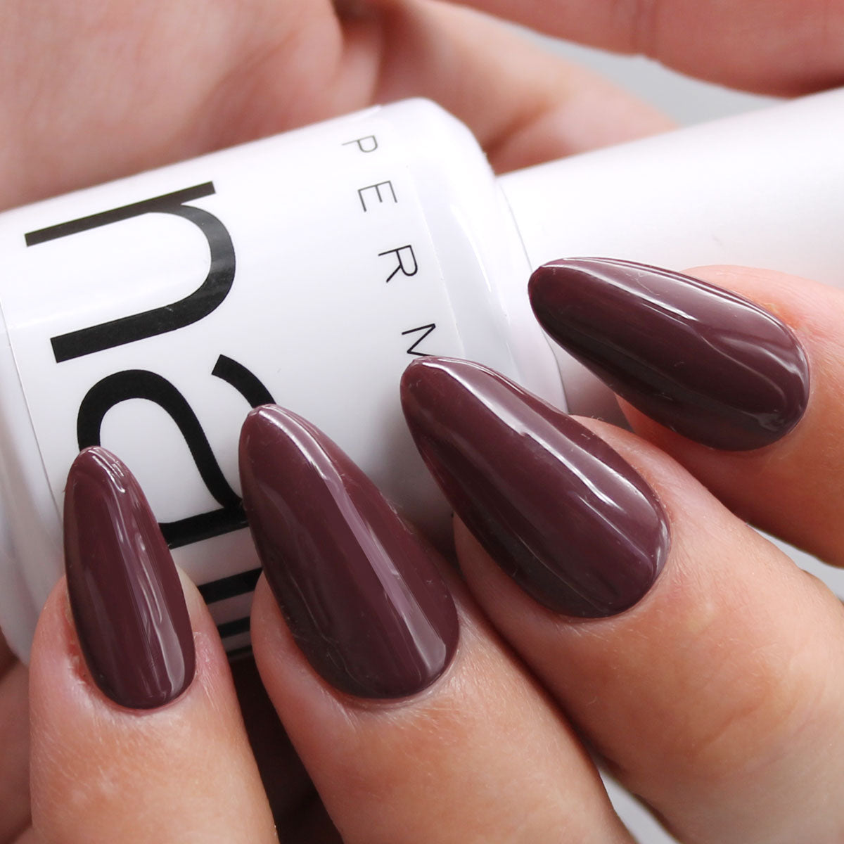 esmalte permanente Laura de nailistas color chocolate